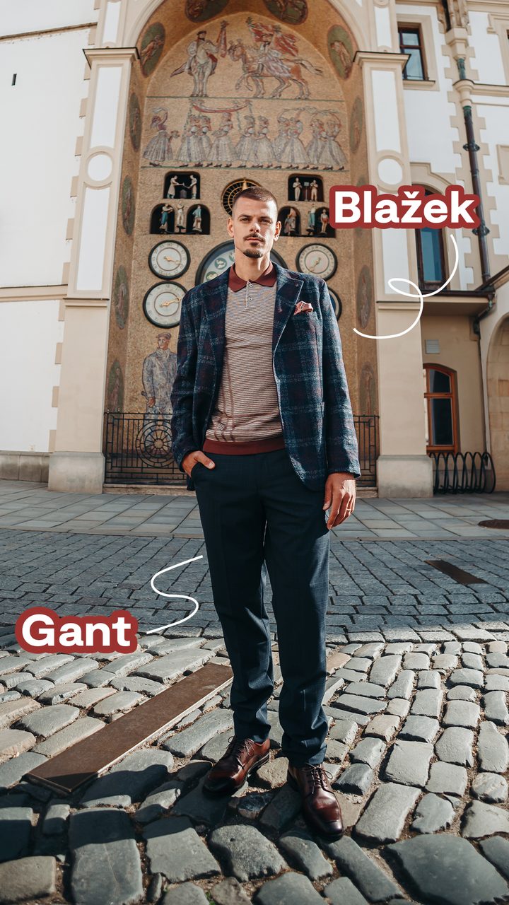 Popisek BLAŽEK u saka před olomouckou radnicí